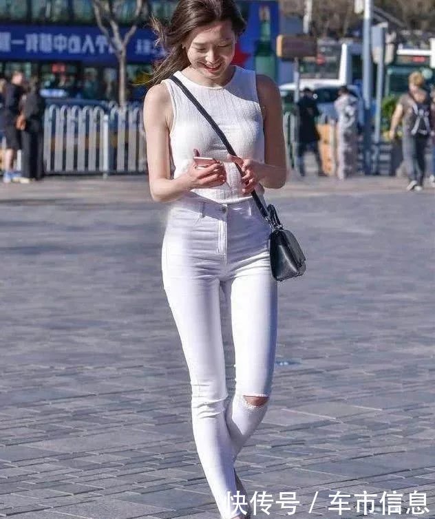气质小姐姐白色修身裤的魅力，你领略到了几分！