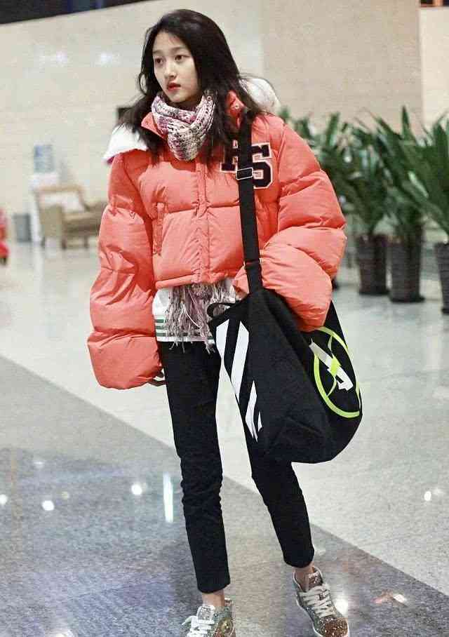 天呐！关晓彤太拼了，这么窄的裤头也要硬塞T恤