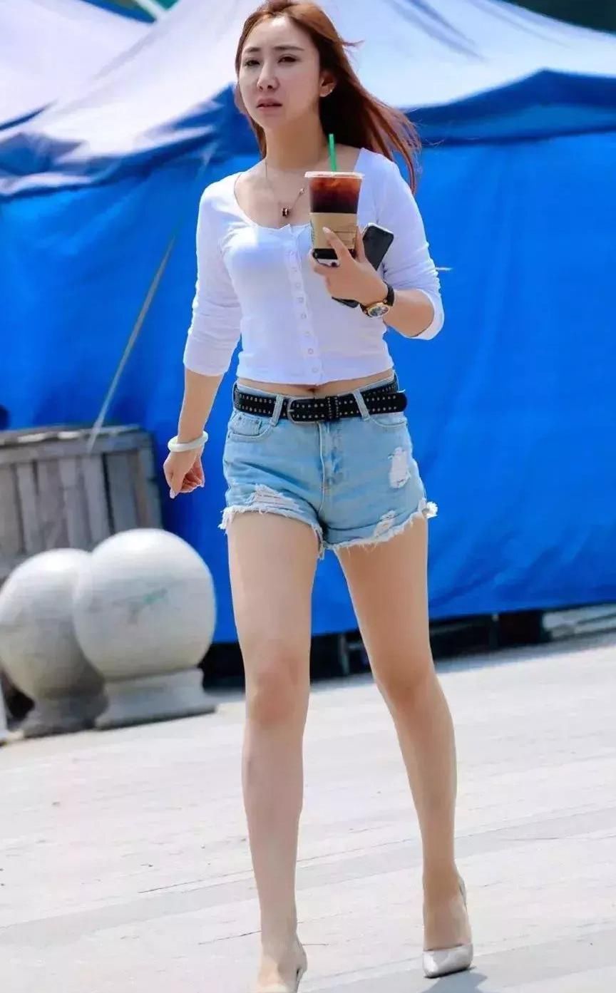 白色针织衫搭配齐臀短裤, 秀发飘扬热辣街头