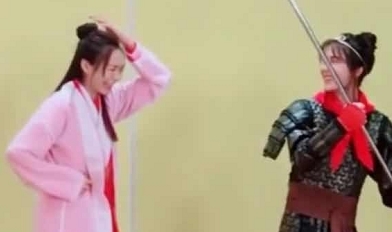  【女生】王一博意外打到女生头，谁注意他下意识的绅士手？网友：活该你红
