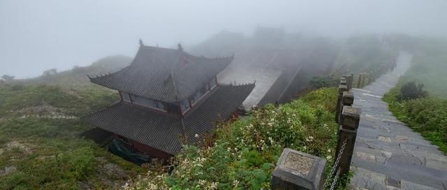 中国这寺庙建在云端，随便一伸就能碰到白云，网友说：太危险了