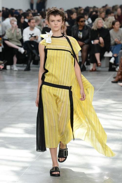 2019春夏时装周上这个小众的牌子 Sacai简直美的不像话