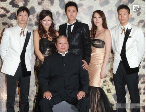 洪金宝终于回应与范冰冰绯闻：是真的我也不会承认，网友：不懂