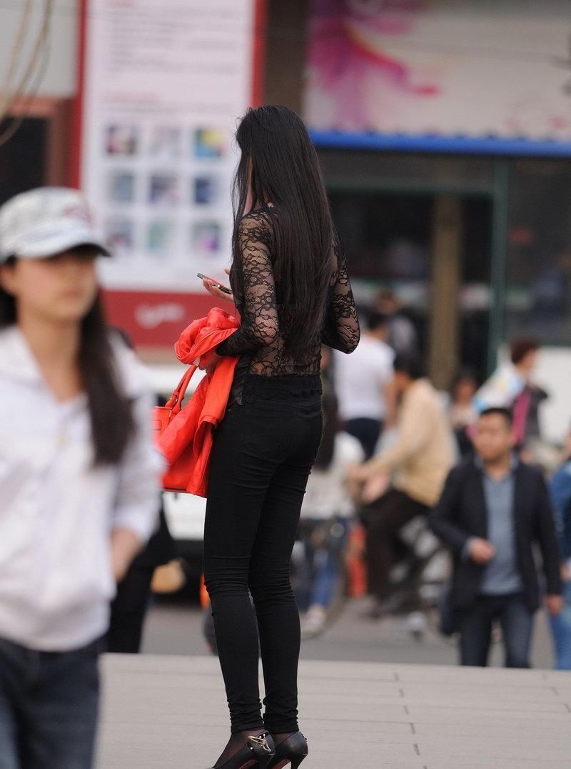 一身蕾丝紧身装美女身材高挑又纤细，大长腿性感高清街拍！