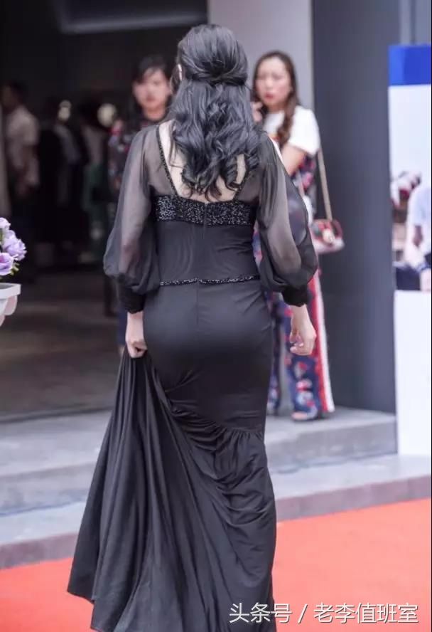 街拍:前凸后翘性感无疑的极品性感高胸翘臀美女