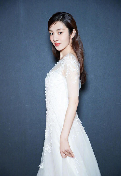 王晓晨衣服只穿两层的,一身黑裙如此有料,这腿简直了!