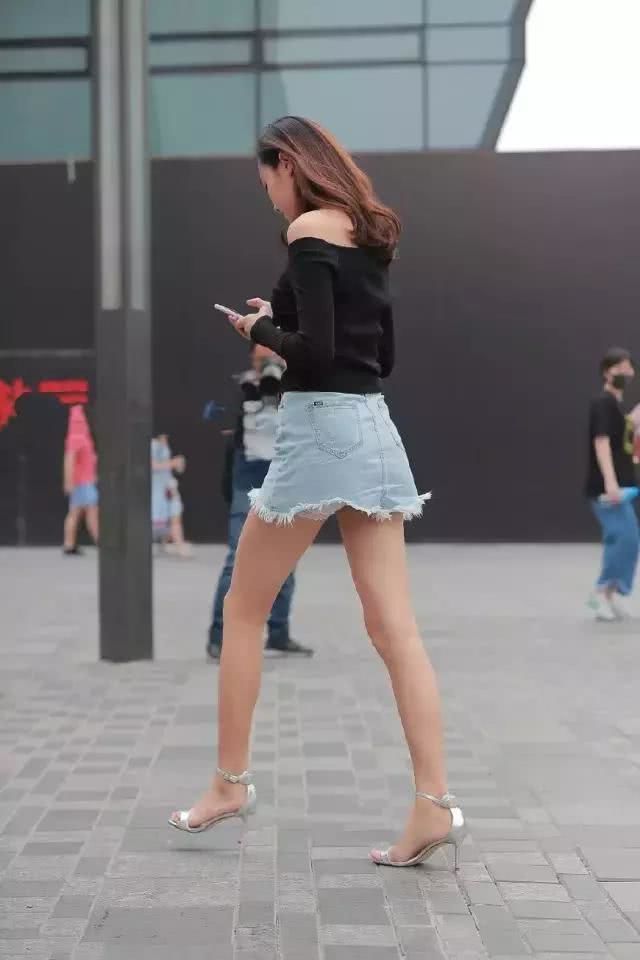 街拍：小姐姐一字肩风情万种，“筷子腿”360度无死角