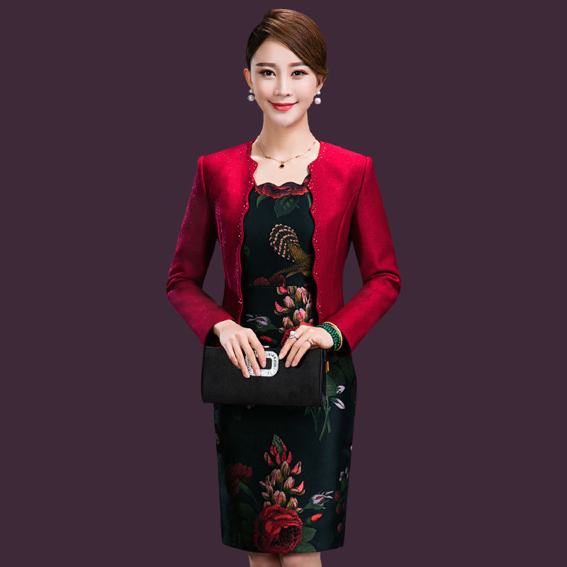 秋天一到，老婆把连衣裙都收起来了，穿包臀裙套装，性感又撩人