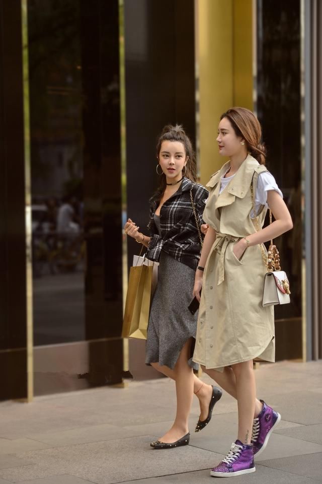 路人街拍，夏季自由轻便的穿搭，让你尽情放飞自我!