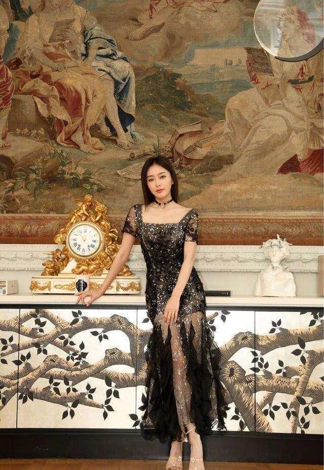 看了秦岚的腿，男人都快怀疑人生了，网友：秀腿不是你这样的！