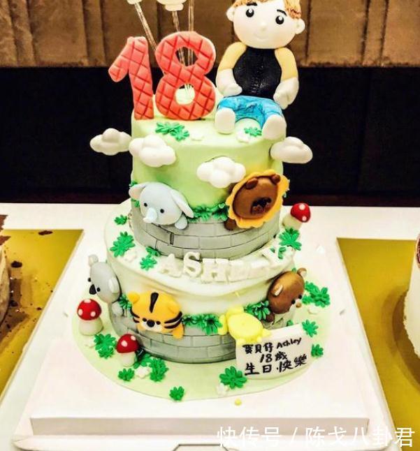 张丹峰出轨风波后为继子庆生，站在一起被调侃更像哥弟俩，一家人