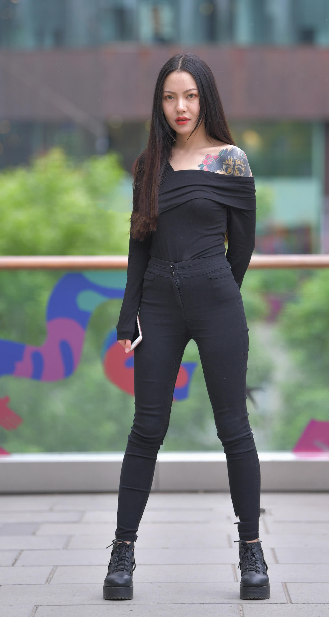 气质小姐姐紧身裤绷出细腻的勒痕，一字肩露出的纹身霸气侧漏