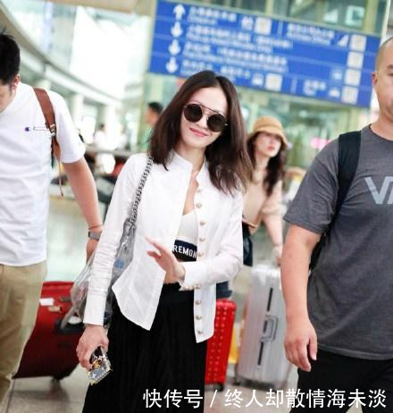 张韶涵机场哺乳装扮引热议，身材突然变好了，网友扣子能系上吗