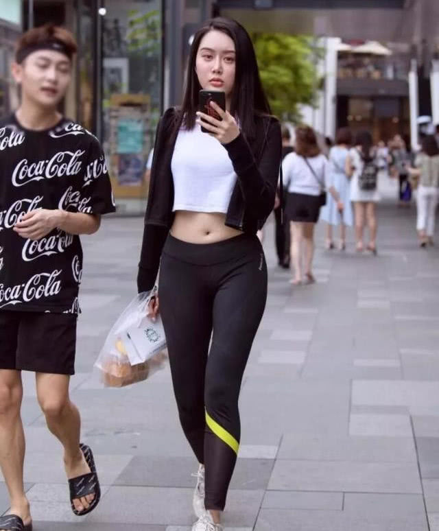 自信的姑娘最显美丽，美丽的姑娘很多都喜欢紧身裤！
