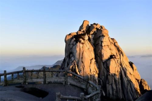 别往黄山挤了，安徽这座名山私藏了一座湖泊，夏季的避暑胜地