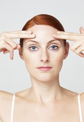 夏天一用眼霜就长脂肪粒？这种谣言你也信！