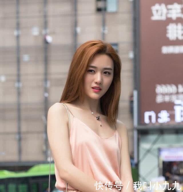 街拍小姐姐前面女孩露半脸，这位姑娘脸蛋全露！