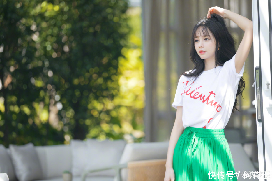 沈梦辰穿吊带连衣裙性感十足，就是露的太多，网友：杜海涛同意没