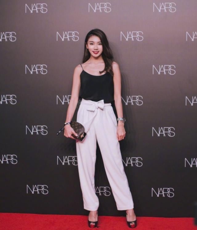 程晓玥打扮再时尚,网红味很浓!网友:该染头发了,这样有点土!