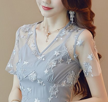 去机场接46岁老婆,时髦的她穿这,蕾丝裙+高跟鞋,从头美到脚