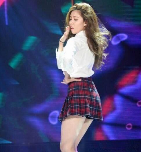 看了杨紫穿短裤，再看宋妍霏穿短裙，真想对张一山说一句:有眼光