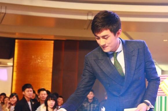 林更新被曝“结婚”，深夜发文否认!网友:这年代，能瞒得住吗?