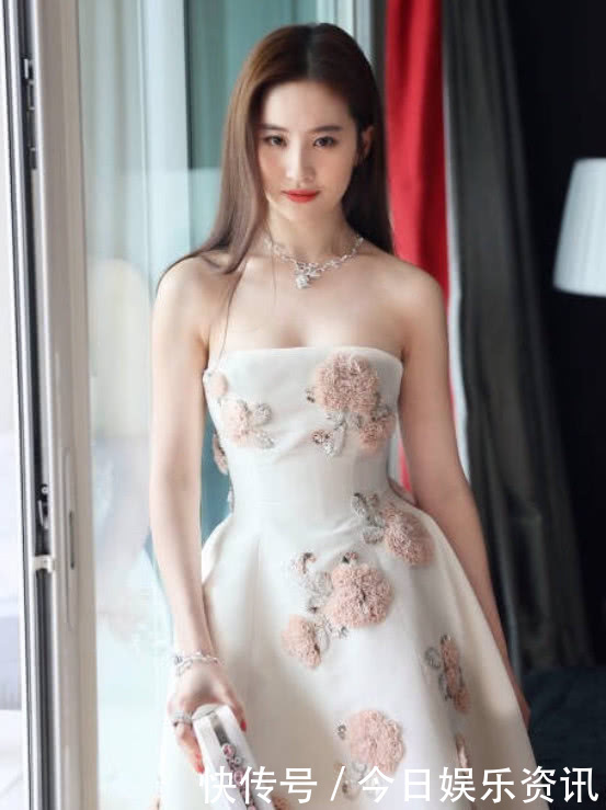 刘亦菲虽然长胖了，但穿裹胸裙的未修图都那么美！简直太美！