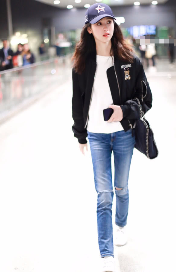 第一校花陈都灵亮相机场,穿牛仔裤现麻杆腿