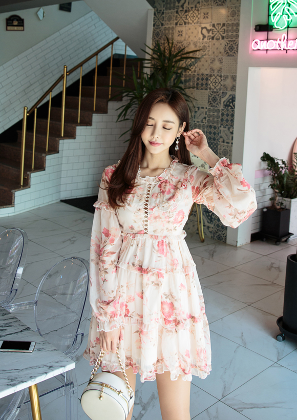 女神孙允珠，鸢红斛叶法兰西花亭层叠洋裙