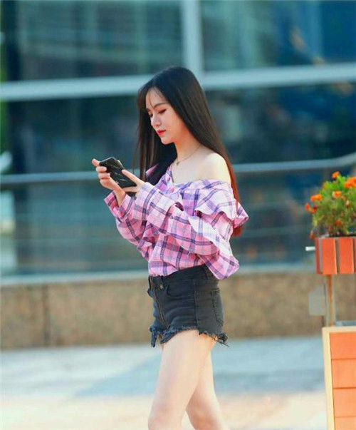  「大方」街拍美女白衬衫搭配红色皮裙，穿起来显瘦显气质，简约潇洒又大方