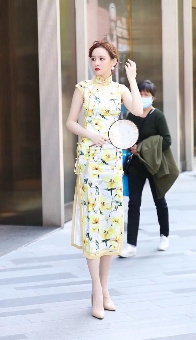  『含蓄』成熟气质的女性首先，一袭旗袍，凸显女性的含蓄之美