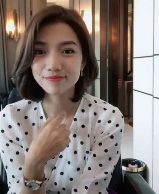 18岁小女生去理发，做了一款心仪的卷发，做完之后瞬间老10岁