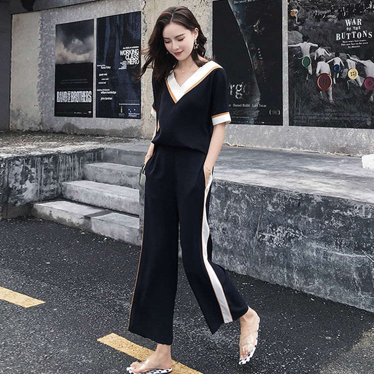 小姨已经40岁，穿了棉麻短裤套装+小白鞋，美的让人移不开眼