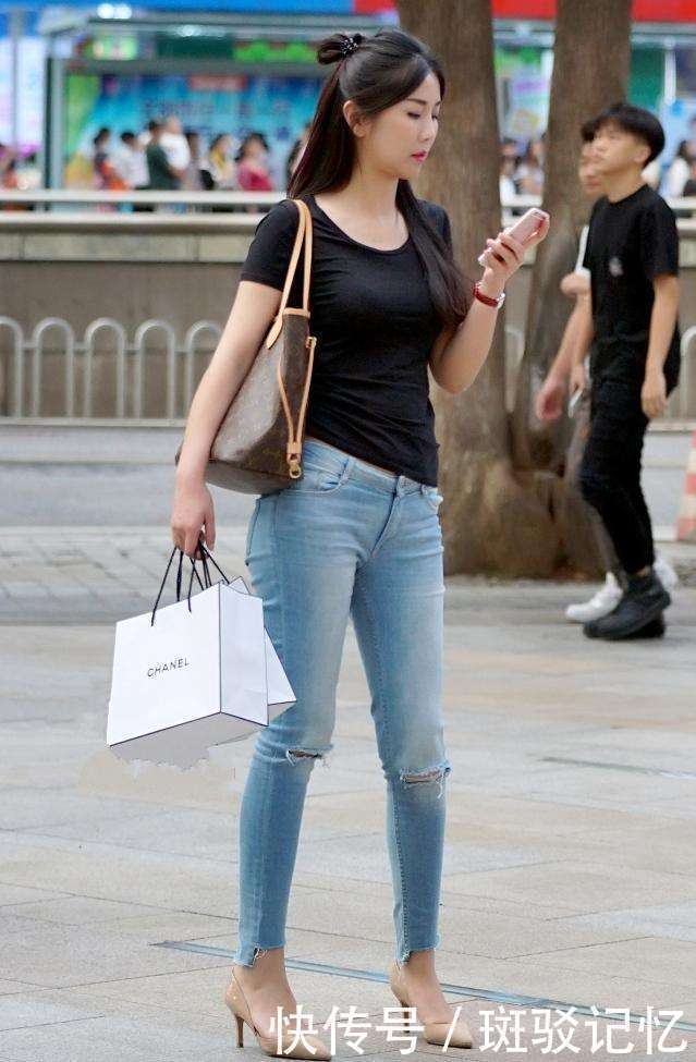 街拍：图三漂亮的短发小姐姐红黑搭配很时髦，装束也很有味道