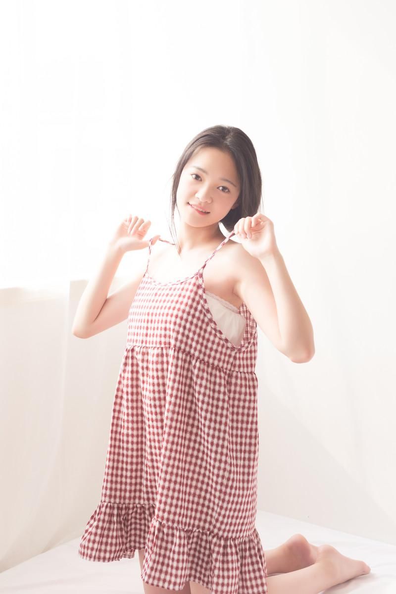 格子裙美女性感诱人床上写真图片