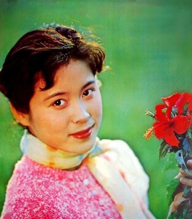  「成名」她出道于《小字辈》，主演《梅花巾》成名
