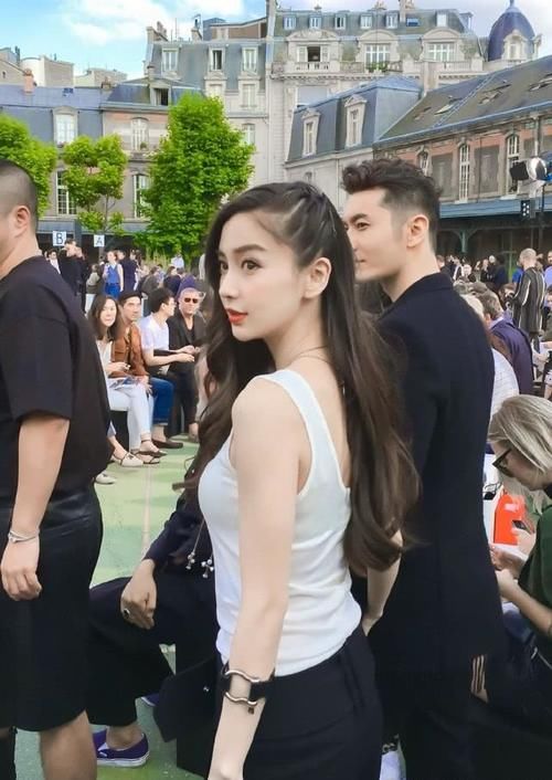  『眼花』开了美颜的杨颖有多假？身旁的黄晓明秒变小鲜肉，肤色让我眼花