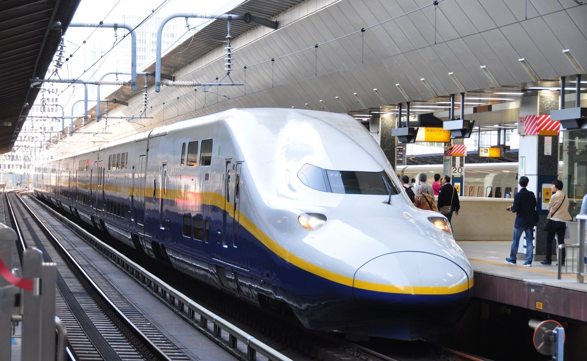 中国双层高铁动车组来啦，比复兴号还气派!