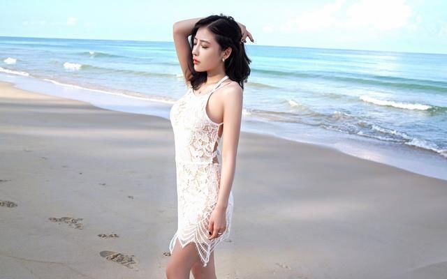 海边高挑美女，身材真好！