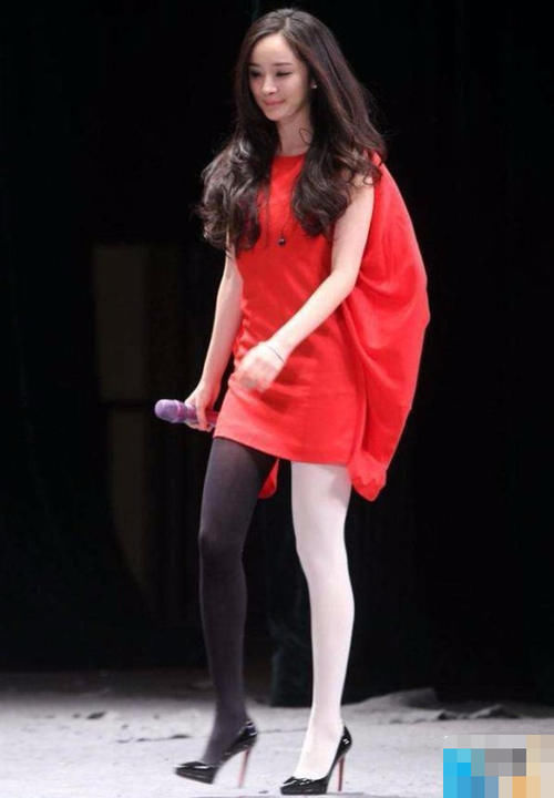 杨幂又火了穿的一双“阴阳丝袜”颠覆时尚界，我穿出去会不会被打