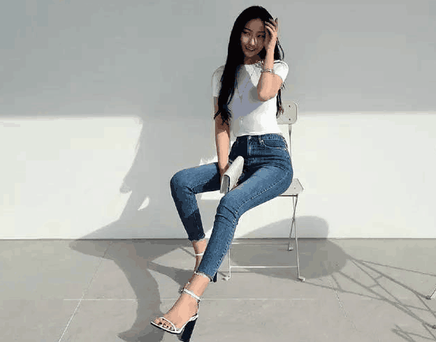 街拍：都市里的知性小姐姐，细跟高跟鞋尽显妙龄女郎味