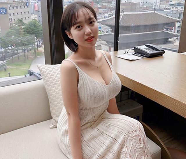 微胖女神没腹肌，白斩鸡式的身材，却更加有女人味！