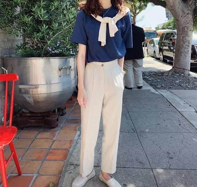  「前天」今夏穿T恤+奶奶裤=稳赢！比阔腿裤时髦100倍！潮女学穿衣前天
