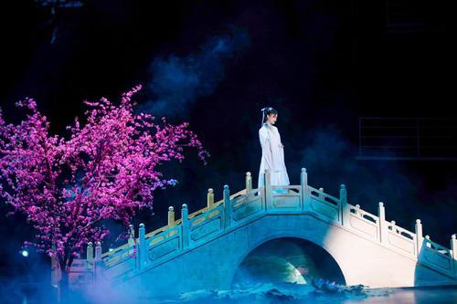 袁姗姗古装挑战白素贞，白衣飘飘仙气十足，却有人嘲讽：蹭热度？