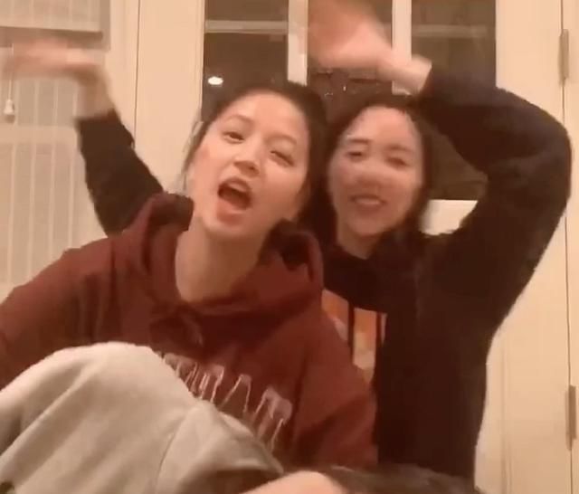  粉丝：欧阳娜娜和姐妹跳舞，不忘在妹妹脸上留下印记，看清后粉丝也想要