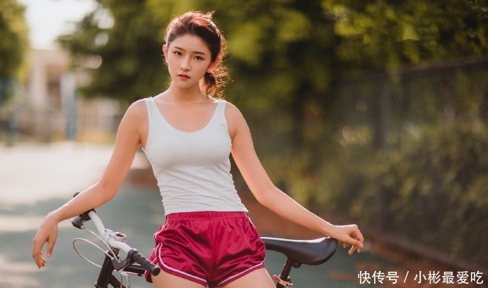 『优雅』街拍美女:紧身吊带裙小姐姐,年轻时尚,尽显曼妙身材!