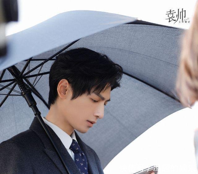  气质■罗云熙新剧杀青，穿西装霸道总裁气质尽显，白鹿变邻家小女孩！