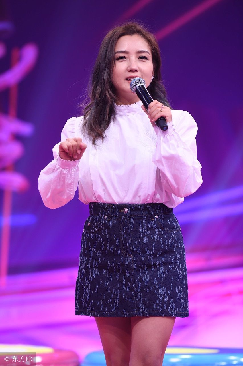 这次穿对了!何洁脚踩高跟鞋157cm身高穿出了大长腿的视觉,真美