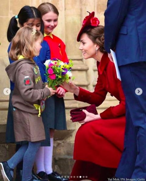 【 威斯敏斯特大教堂】这个举动却让人捏了把冷汗，凯特孔雀蓝礼服白金汉宫主场容光焕发