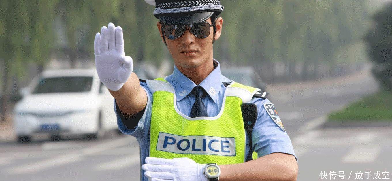  #公交车#为什么私家车多坐一个算超载，而公交车脸被挤到窗玻璃